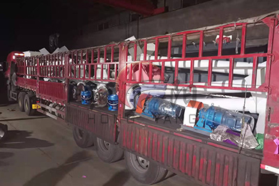 紅陽礦山發(fā)貨陜西神木現(xiàn)場：設(shè)備發(fā)貨忙不停，全力以赴為客戶！